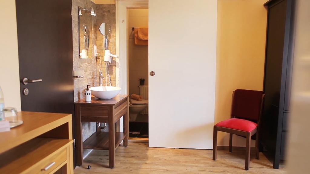 Hotel Neuenfels Баденвайлер Номер фото